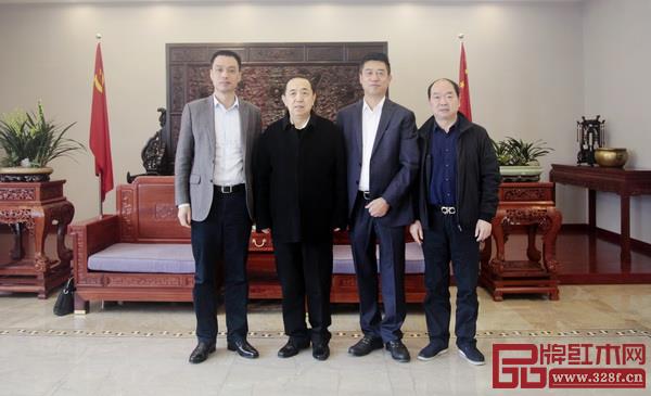 國家人力資源和社會保障部原黨組副書記、副部長楊志明(左二),東陽市副市長蔣震雷(左一),東陽市市場監督管理局局長、東陽市木雕紅木家居產業發展局局長傅為民(右一)與新明紅木董事長張新民(右二)合影 國家人力資源和社會保障部原黨組副書記、副部長楊志明(左二),東陽市副市長蔣震雷(左一),東陽市市場監督管理局局長、東陽市木雕紅木家居產業發展局局長傅為民(右一)與新明紅木董事長張新民(右二)合影