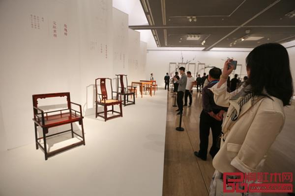 “工匠精神·蘇藝:韓建賢蘇式家具展”現(xiàn)場(chǎng)(圖片來自:中國(guó)美術(shù)館) “工匠精神·蘇藝:韓建賢蘇式家具展”現(xiàn)場(chǎng)(圖片來自:中國(guó)美術(shù)館)