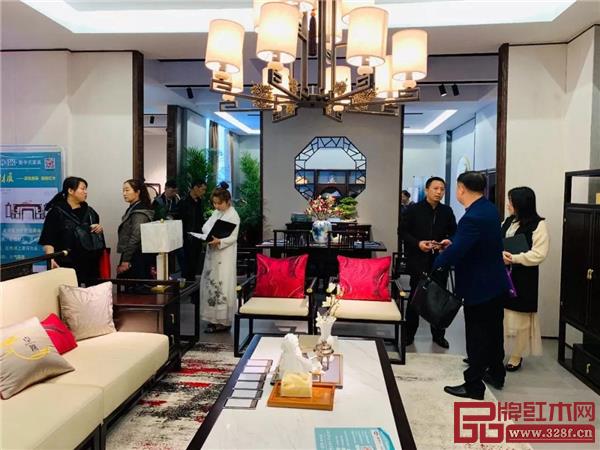【卓閱】亮相1號(hào)新中式品牌館,現(xiàn)場(chǎng)人流如織 【卓閱】亮相1號(hào)新中式品牌館,現(xiàn)場(chǎng)人流如織