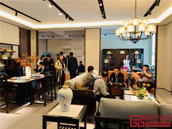 【卓閱】展館內(nèi)洽談加盟的意向經(jīng)銷商絡(luò)繹不絕 【卓閱】展館內(nèi)洽談加盟的意向經(jīng)銷商絡(luò)繹不絕