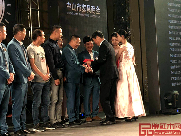 匠心同筑，一品居家具方達良榮獲“杰出貢獻獎”
