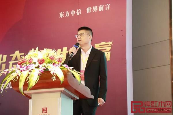 中信紅木營銷總監劉中炎做“2019年營銷戰略規劃及新品推介” 中信紅木營銷總監劉中炎做“2019年營銷戰略規劃及新品推介”