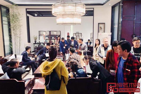 第41屆國際名家具(東莞)展覽會上,豪族旺家展廳現場人氣火爆 第41屆國際名家具(東莞)展覽會上,豪族旺家展廳現場人氣火爆