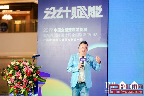 劉衛(wèi)軍表示,文化性是設(shè)計(jì)所要思考的重要根源,空間要融入文化的現(xiàn)象及文化的表達(dá) 劉衛(wèi)軍表示,文化性是設(shè)計(jì)所要思考的重要根源,空間要融入文化的現(xiàn)象及文化的表達(dá)
