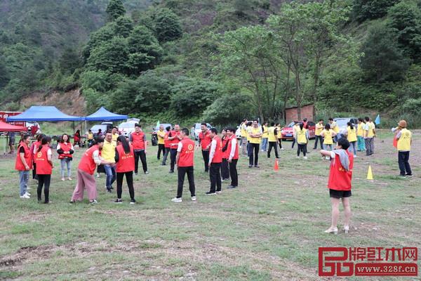 華廈·大不同員工們團結合作，勇奪第一