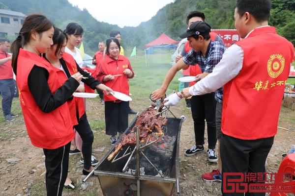 華廈·大不同為員工們準備豐盛的晚餐