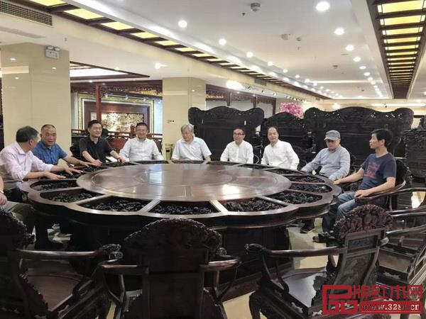 西泠印社成員們落座大清翰林“可拆椅”并動手體驗