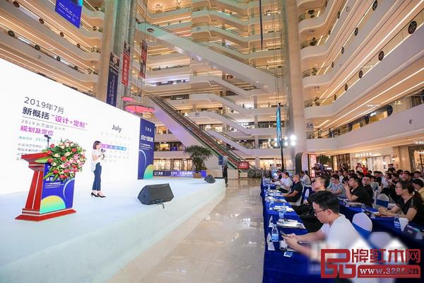  國際名家具（東莞）展覽會副總經理林苑玲介紹，設計師從舞臺主角轉變為真正的采購商和集中采購人員，以前單一賣產品的形式也已發展到賣空間和整案銷售