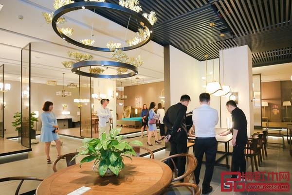  中山站巡演結束后，設計師們參觀燈飾企業，了解最新產品特色