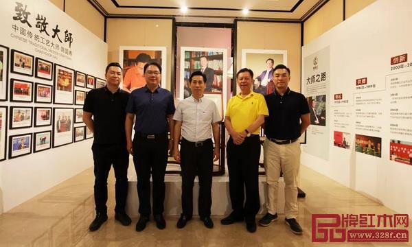 湖南省郴州市人民政府副市長周海林(中)、桂陽縣縣長朱陽輝(左二)與國壽紅木董事長陳國壽(右二)、副董事長陳淦凡(右一)、總經(jīng)理陳衛(wèi)棠于國壽椅前合影 湖南省郴州市人民政府副市長周海林(中)、桂陽縣縣長朱陽輝(左二)與國壽紅木董事長陳國壽(右二)、副董事長陳淦凡(右一)、總經(jīng)理陳衛(wèi)棠于國壽椅前合影