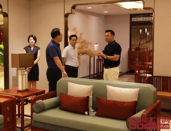 國壽紅木董事長陳國壽、總經(jīng)理陳衛(wèi)棠為考察團介紹紅木家具和產(chǎn)品特色 國壽紅木董事長陳國壽、總經(jīng)理陳衛(wèi)棠為考察團介紹紅木家具和產(chǎn)品特色