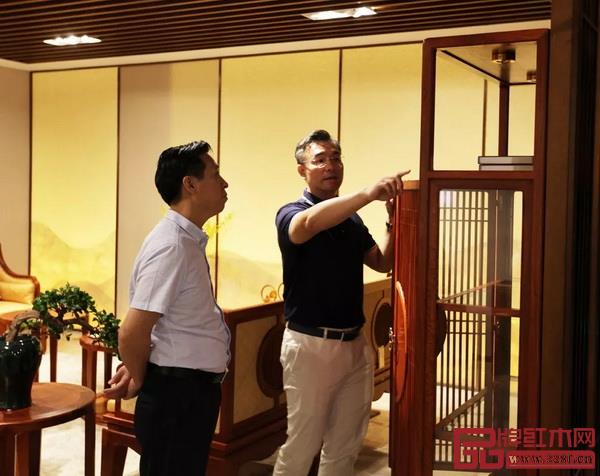 國壽紅木董事長陳國壽、總經(jīng)理陳衛(wèi)棠為考察團介紹紅木家具和產(chǎn)品特色 國壽紅木董事長陳國壽、總經(jīng)理陳衛(wèi)棠為考察團介紹紅木家具和產(chǎn)品特色