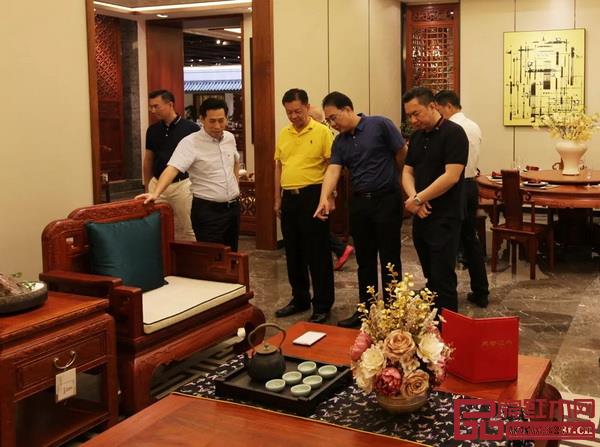 考察團參觀國壽紅木三大品牌旗艦展廳和樣板間 考察團參觀國壽紅木三大品牌旗艦展廳和樣板間