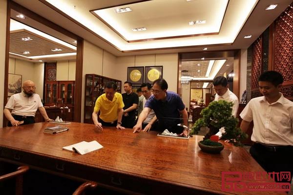 考察團參觀國壽紅木三大品牌旗艦展廳和樣板間 考察團參觀國壽紅木三大品牌旗艦展廳和樣板間