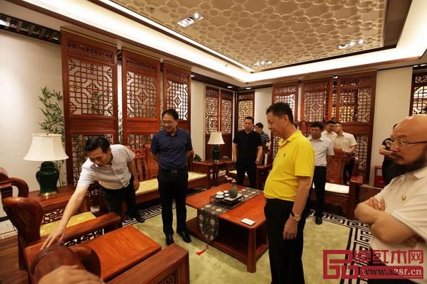 考察團參觀國壽紅木三大品牌旗艦展廳和樣板間 考察團參觀國壽紅木三大品牌旗艦展廳和樣板間