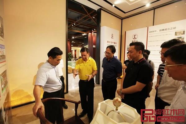 考察團參觀“十年國壽?百年品牌”主題展覽和六大主題空間 考察團參觀“十年國壽?百年品牌”主題展覽和六大主題空間