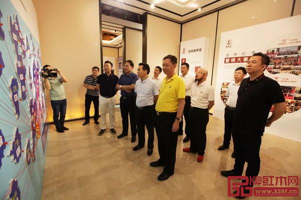 考察團參觀“十年國壽?百年品牌”主題展覽和六大主題空間 考察團參觀“十年國壽?百年品牌”主題展覽和六大主題空間