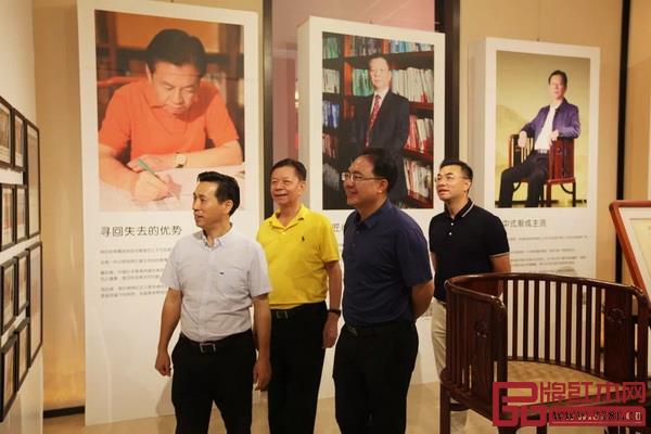 考察團參觀“十年國壽?百年品牌”主題展覽和六大主題空間 考察團參觀“十年國壽?百年品牌”主題展覽和六大主題空間