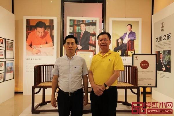 湖南省郴州市人民政府副市長周海林(左)與國壽紅木董事長陳國壽(右)合影 湖南省郴州市人民政府副市長周海林(左)與國壽紅木董事長陳國壽(右)合影