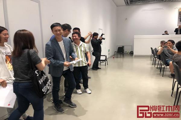 區氏臻品總經理區錦澤以270萬元(含傭金310.5萬元)購得王世襄袁荃猷藏書十柜 區氏臻品總經理區錦澤以270萬元(含傭金310.5萬元)購得王世襄袁荃猷藏書十柜