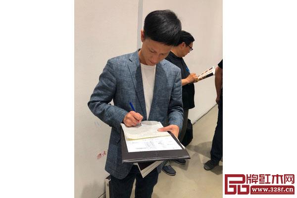區氏臻品總經理區錦澤以270萬元(含傭金310.5萬元)購得王世襄袁荃猷藏書十柜 區氏臻品總經理區錦澤以270萬元(含傭金310.5萬元)購得王世襄袁荃猷藏書十柜