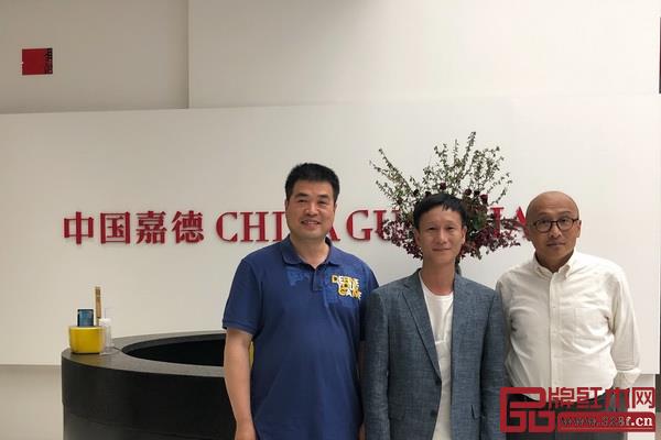 競拍成功后,區錦澤(中)與佳士得裴朝輝(左)、中國嘉德喬皓(右)合影留念 競拍成功后,區錦澤(中)與佳士得裴朝輝(左)、中國嘉德喬皓(右)合影留念
