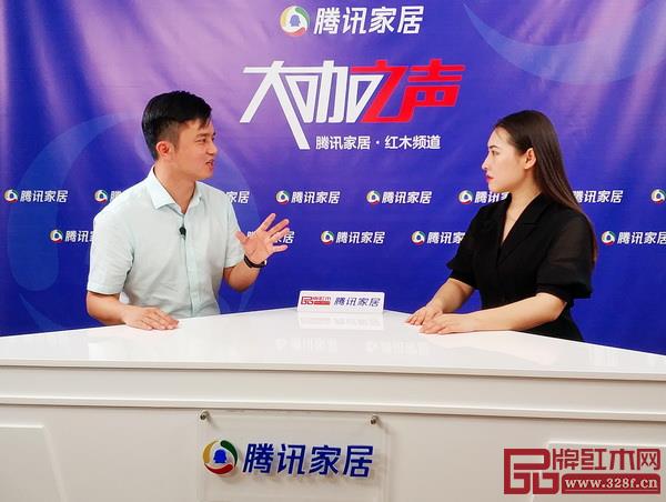 全聯藝術紅木家具專業委員會執行會長、弘木傳媒CEO林偉華(左)就第三屆新中式紅木展進行發聲 全聯藝術紅木家具專業委員會執行會長、弘木傳媒CEO林偉華(左)就第三屆新中式紅木展進行發聲
