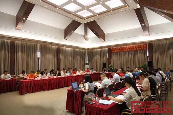 《中式硬木工藝家具商品標價簽編制規范》團體標準專家評審會在中山大涌成功召開 《中式硬木工藝家具商品標價簽編制規范》團體標準專家評審會在中山大涌成功召開