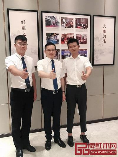 雅宋紅木總經理石擁軍(中)與蒙自旗艦店總經理吳總(右)在店內合影 雅宋紅木總經理石擁軍(中)與蒙自旗艦店總經理吳總(右)在店內合影