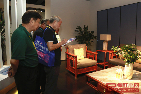專家評審團(tuán)蒞臨現(xiàn)場,為參選作品打分 專家評審團(tuán)蒞臨現(xiàn)場,為參選作品打分