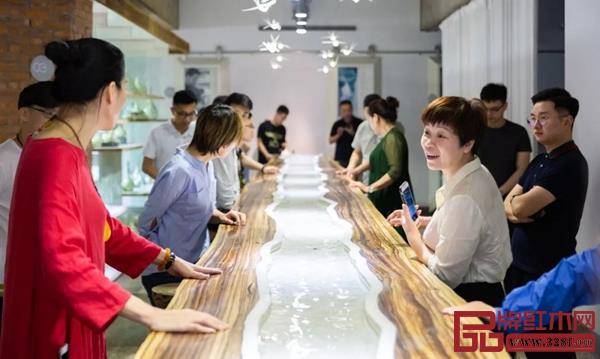 東陽市紅木家具行業(yè)協(xié)會部分會員企業(yè)參觀澳珀家俱 東陽市紅木家具行業(yè)協(xié)會部分會員企業(yè)參觀澳珀家俱