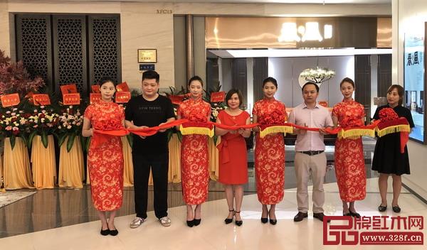 雍博堂紅木春風羅浮宮店總經(jīng)理張馨予、余興福,總部大區(qū)經(jīng)理肖天博等一起為開業(yè)剪彩。 雍博堂紅木春風羅浮宮店總經(jīng)理張馨予、余興福,總部大區(qū)經(jīng)理肖天博等一起為開業(yè)剪彩。