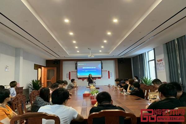弘木傳媒顧問式成長夏令營助大家從細節(jié)開始改變,直擊市場寒流 弘木傳媒顧問式成長夏令營助大家從細節(jié)開始改變,直擊市場寒流