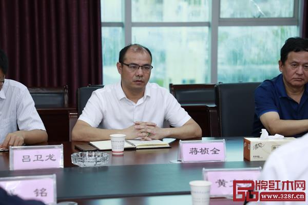 深圳萬盛宇集團董事長蔣楨全作為東陽木材交易中心運營單位,發表講話 深圳萬盛宇集團董事長蔣楨全作為東陽木材交易中心運營單位,發表講話