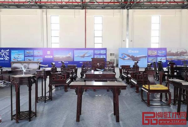 一些飛機模型擺放在乾瓏堂的家具上 一些飛機模型擺放在乾瓏堂的家具上