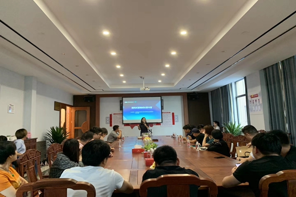 弘木傳媒顧問(wèn)式營(yíng)銷成長(zhǎng)夏令營(yíng)開課啦，這個(gè)暑假燥起來(lái)！