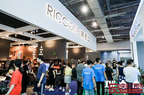 第42屆東莞名家具展現(xiàn)場人聲鼎沸 第42屆東莞名家具展現(xiàn)場人聲鼎沸