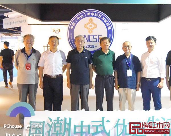 全國工商聯第十一屆執委、全聯民間文物藝術品商會創會會長宋建文, 中國新中式文化研究院院長胡景初, 中國紅木家具技術專家曹新民等業內大咖、專家學者組成評委團 全國工商聯第十一屆執委、全聯民間文物藝術品商會創會會長宋建文, 中國新中式文化研究院院長胡景初, 中國紅木家具技術專家曹新民等業內大咖、專家學者組成評委團