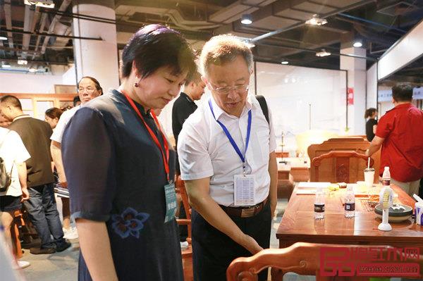 全聯藝術紅木家具專業委員會專家顧問、華南農業大學博士生導師李凱夫(右)點評金隆.金鯉魚產品? 全聯藝術紅木家具專業委員會專家顧問、華南農業大學博士生導師李凱夫(右)點評金隆.金鯉魚產品?