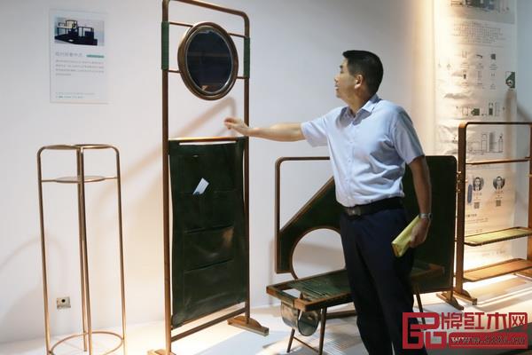 賀修虎參觀“新意思”新中式紅木家具設計展展區 賀修虎參觀“新意思”新中式紅木家具設計展展區