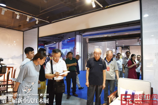 專家評審團現(xiàn)場為順泰軒·書香門第《承道沙發(fā)》評分 專家評審團現(xiàn)場為順泰軒·書香門第《承道沙發(fā)》評分