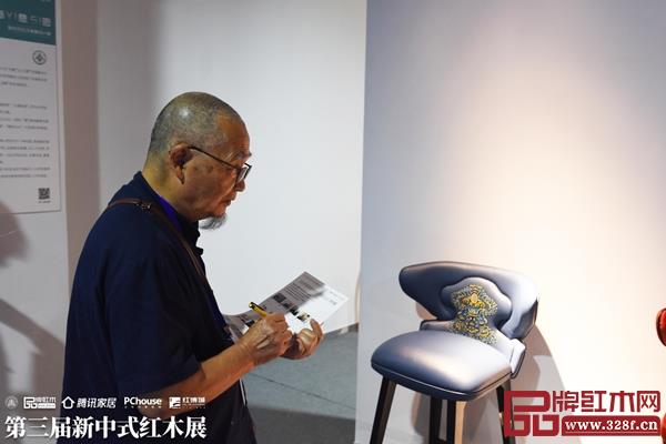 胡景初作為2019“匠心中式”精品評選評審之一參與現場打分 胡景初作為2019“匠心中式”精品評選評審之一參與現場打分