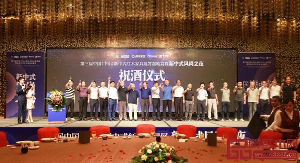 林偉華(左五)與出席晚宴的其他領導嘉賓共同上臺祝酒 林偉華(左五)與出席晚宴的其他領導嘉賓共同上臺祝酒