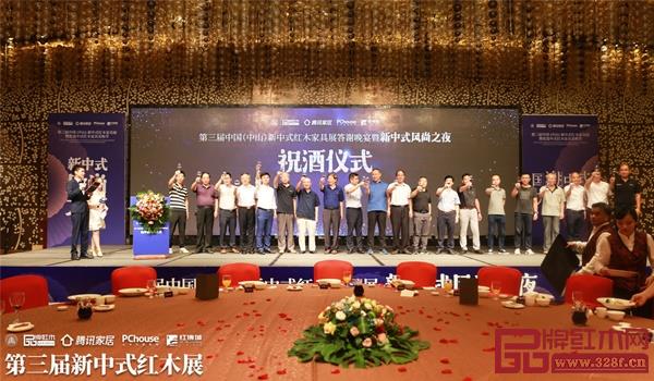 石立峰(左十)與其他出席晚宴的領導嘉賓共同上臺祝酒 石立峰(左十)與其他出席晚宴的領導嘉賓共同上臺祝酒