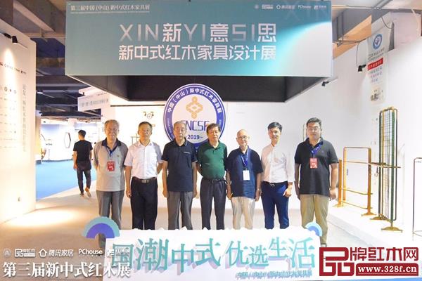 全國工商聯第十一屆執委、全聯民間文物藝術品商會創會會長宋建文(右四), 中國新中式文化研究院院長胡景初(右三), 中國紅木家具技術專家曹新民(左三)等業內大咖、專家學者組成評委團 全國工商聯第十一屆執委、全聯民間文物藝術品商會創會會長宋建文(右四), 中國新中式文化研究院院長胡景初(右三), 中國紅木家具技術專家曹新民(左三)等業內大咖、專家學者組成評委團