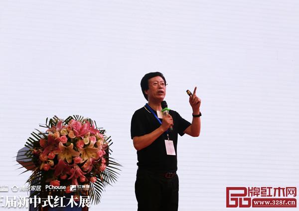 深圳家具研究開發(fā)院院長、南京林業(yè)大學(xué)博士生導(dǎo)師許柏鳴在新中式紅木展開幕式上進行《紅木家具企業(yè)的頂層戰(zhàn)略》主題分享 深圳家具研究開發(fā)院院長、南京林業(yè)大學(xué)博士生導(dǎo)師許柏鳴在新中式紅木展開幕式上進行《紅木家具企業(yè)的頂層戰(zhàn)略》主題分享