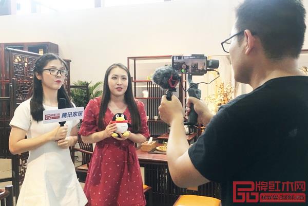 騰訊家居記者在紅古軒展位現(xiàn)場直播,介紹品牌特色 騰訊家居記者在紅古軒展位現(xiàn)場直播,介紹品牌特色