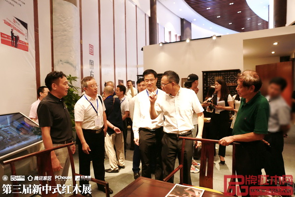 全國工商聯第十一屆執委宋建文(右一)、中山市大涌鎮黨委書記郭叢樞(右二)、廣東省家具協會會長王克(左三)、華南農業大學博士生導師李凱夫(左二)蒞臨國方家居展館參觀,國方家居董事長陳新平(左一)熱情接待 全國工商聯第十一屆執委宋建文(右一)、中山市大涌鎮黨委書記郭叢樞(右二)、廣東省家具協會會長王克(左三)、華南農業大學博士生導師李凱夫(左二)蒞臨國方家居展館參觀,國方家居董事長陳新平(左一)熱情接待
