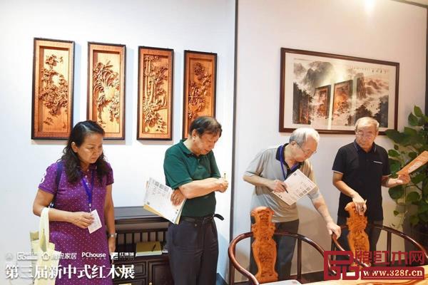 全國工商聯第十一屆執委、全聯民間文物藝術品商會創會會長宋建文(左二)、全聯民間文物藝術品商會藝術紅木家具專業委員會專家顧問蘇垣(右二)、全聯民間文物藝術品商會藝術紅木家具專業委員會專家顧問曹新民(右一)等專家評委來到良辰軒紅木展區對《東方·山水》茶臺進行品鑒、評分 全國工商聯第十一屆執委、全聯民間文物藝術品商會創會會長宋建文(左二)、全聯民間文物藝術品商會藝術紅木家具專業委員會專家顧問蘇垣(右二)、全聯民間文物藝術品商會藝術紅木家具專業委員會專家顧問曹新民(右一)等專家評委來到良辰軒紅木展區對《東方·山水》茶臺進行品鑒、評分