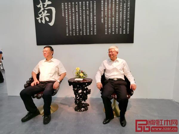 深圳市委宣傳部副部長劉文斌(右)和深圳報業集團社長陳寅(左)試坐泰和園菊花椅 深圳市委宣傳部副部長劉文斌(右)和深圳報業集團社長陳寅(左)試坐泰和園菊花椅